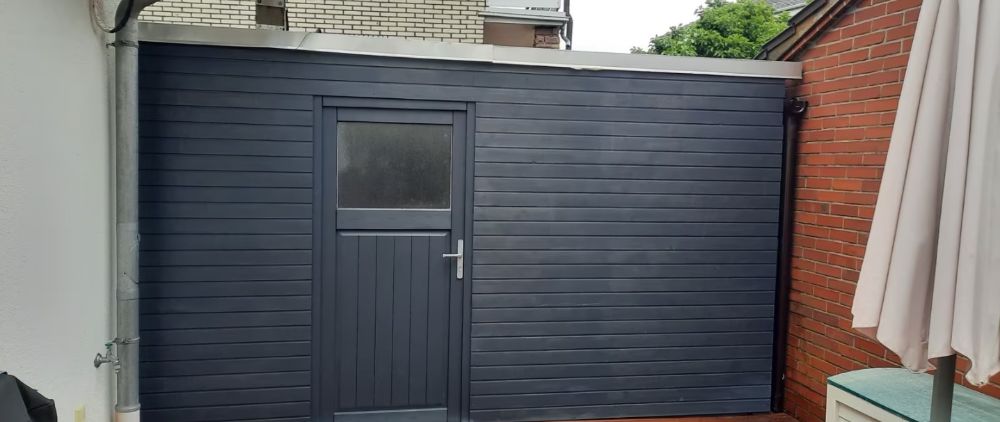 Neu verkleidetes Gartenhaus mit Tür