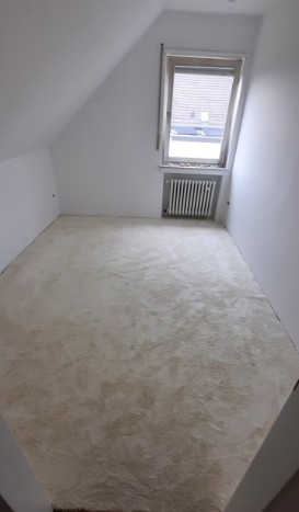 Zimmer unter der Dachschräge