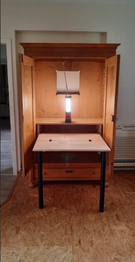 Holzschrank mit Arbeitsplatte