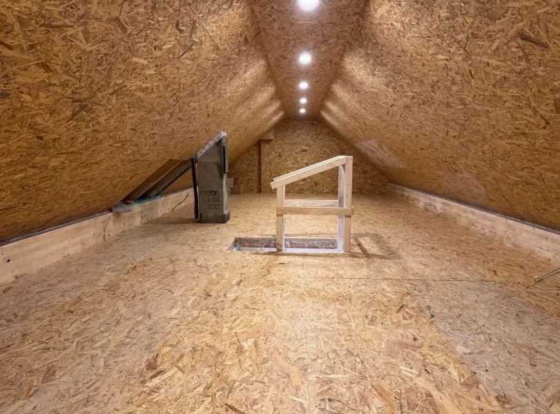 Ausgebauter Dachboden mit Holzplatten