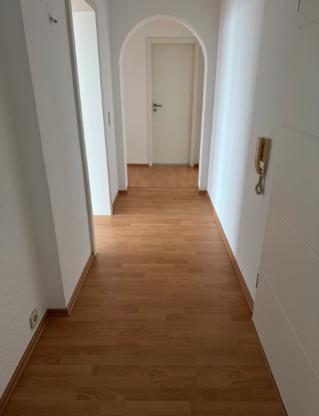 Flur mit neu verlegtem Boden