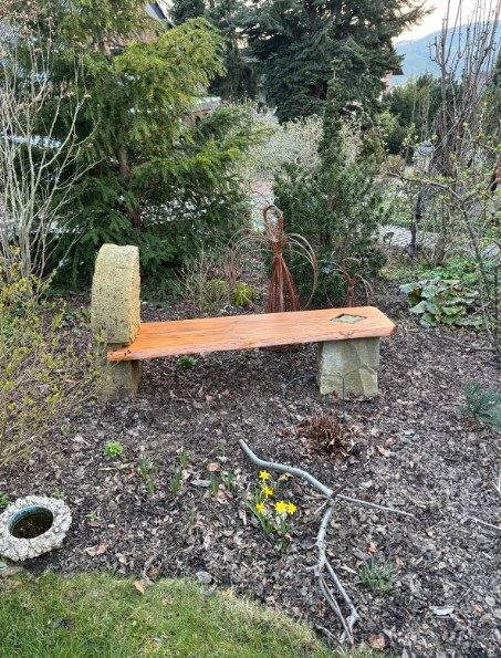 Holzbank im Garten